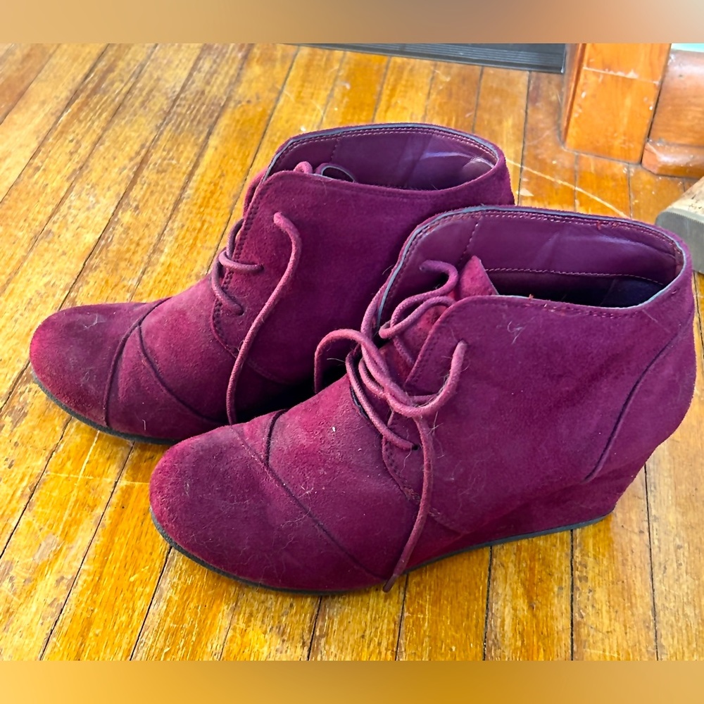 Women’s burgundy booties